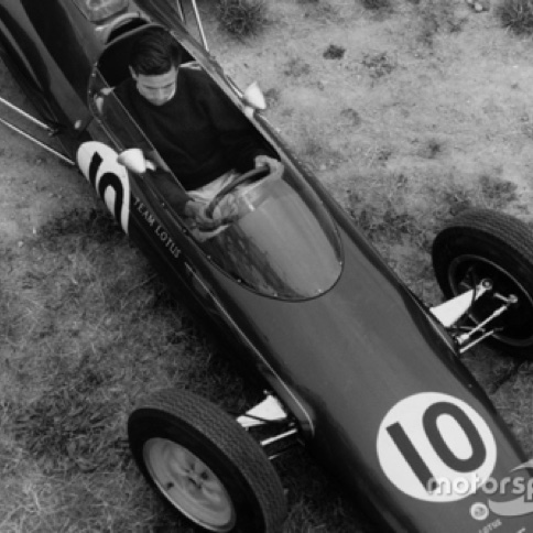 GP des Pays Bas pour la Lotus 25 , vue d'en haut la finesse de la monoplace apparait clairement...
© Motorsport GP des Pays Bas pour la Lotus 25 , vue d'en haut la finesse de la monoplace apparait clairement...
© Motorsport